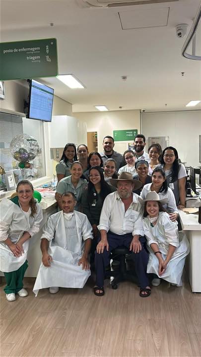 Nelson Barbudo cercado pela equipe de enfermagem no dia em que terminou a quimioterapia
